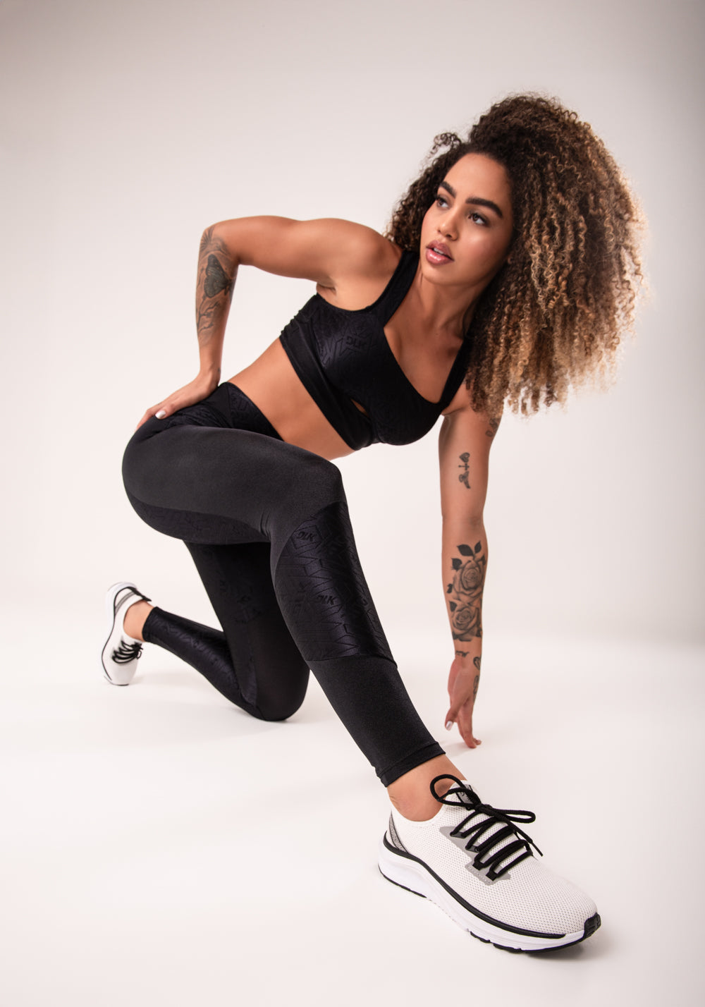 Legging Fitness Feminina Preto Com Recortes E Logomania Flow Dlk