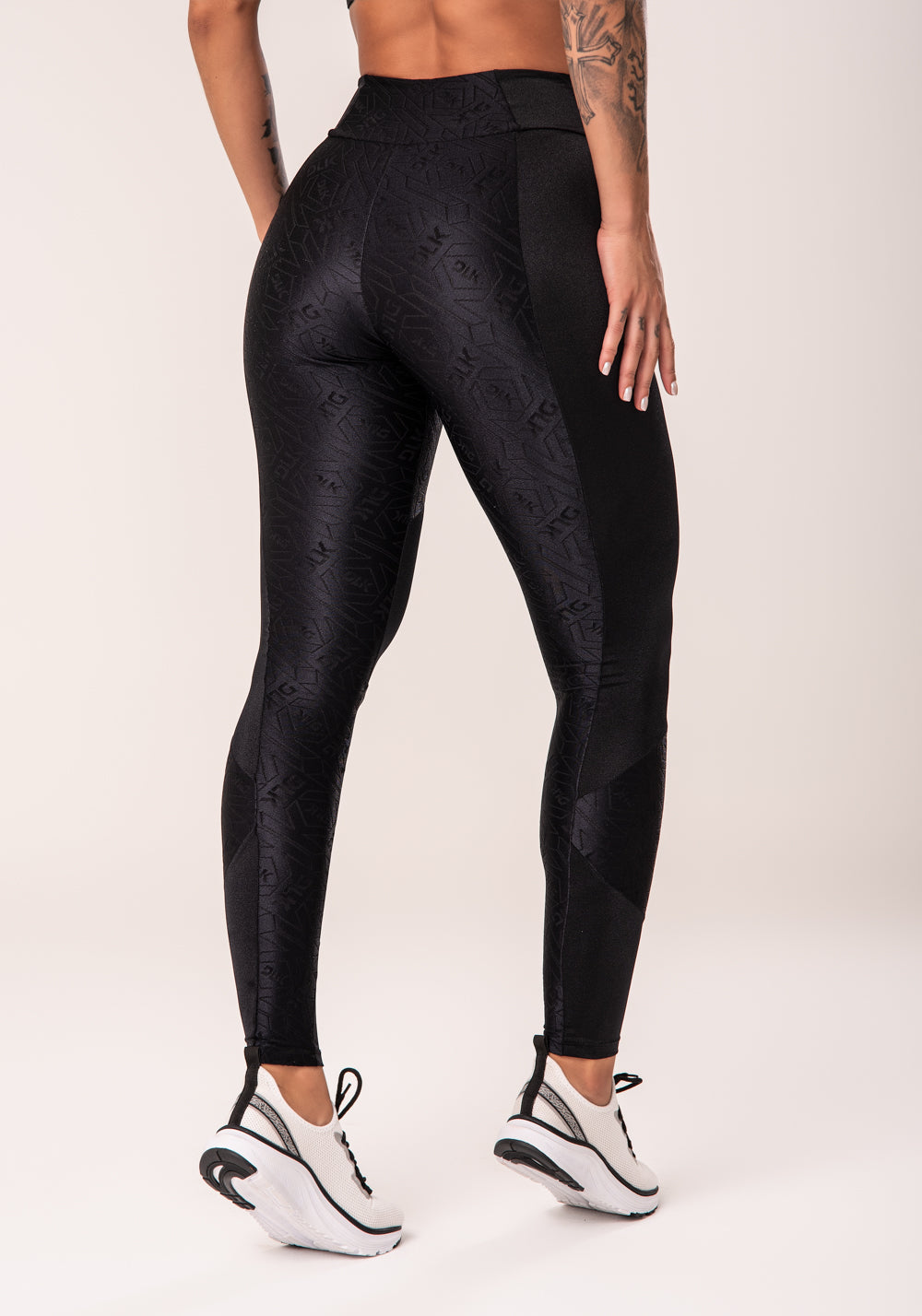 Legging Fitness Feminina Preto Com Recortes E Logomania Flow Dlk