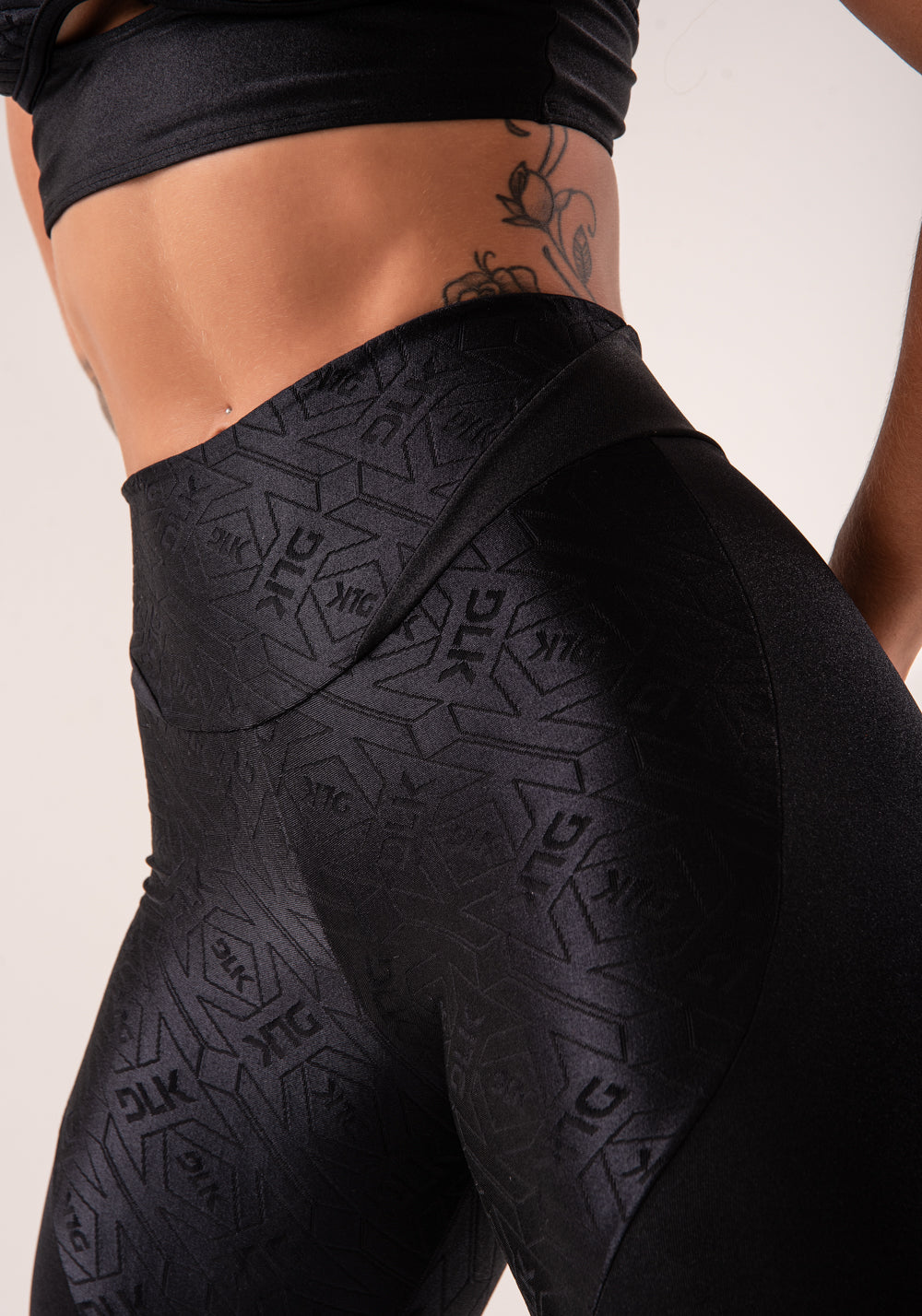 Legging Fitness Feminina Preto Com Recortes E Logomania Flow Dlk