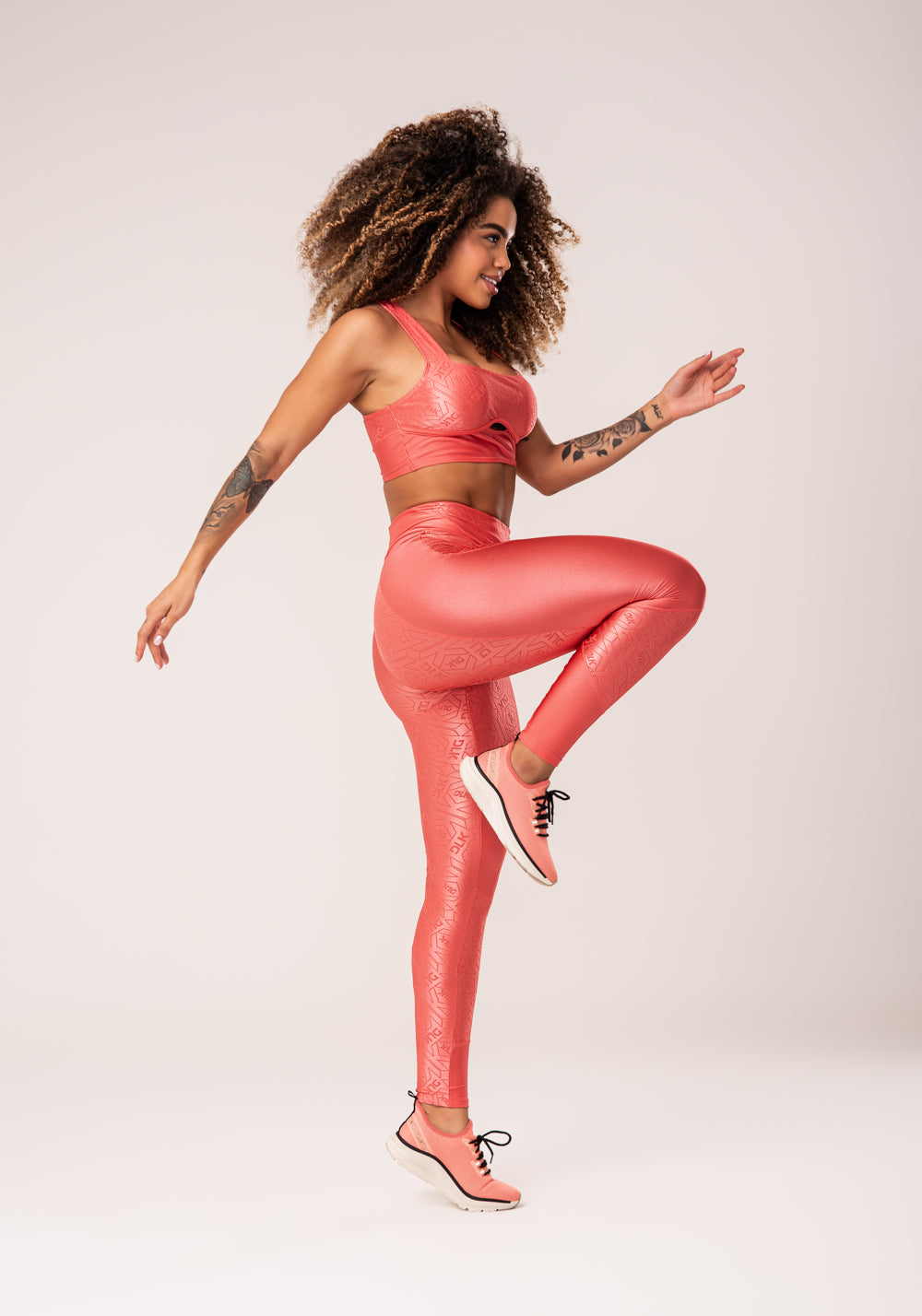 Legging Fitness Feminina Coral Com Recortes E Logomania Flow Dlk