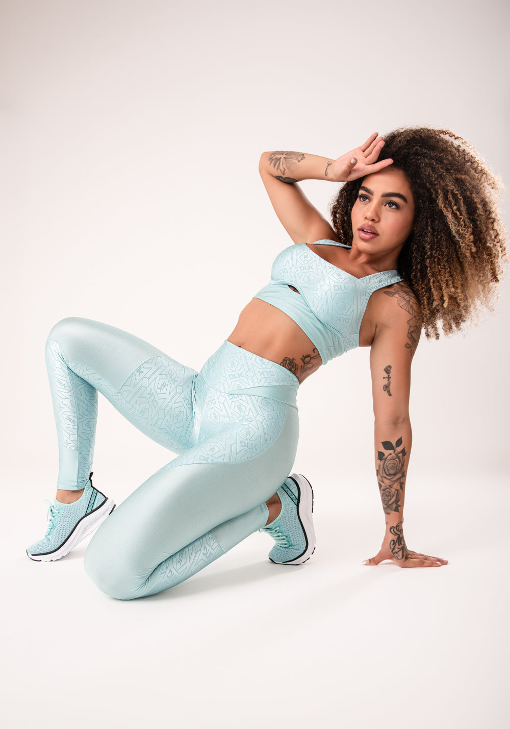 Legging Fitness Feminina Verde Com Recortes E Logomania Flow Dlk