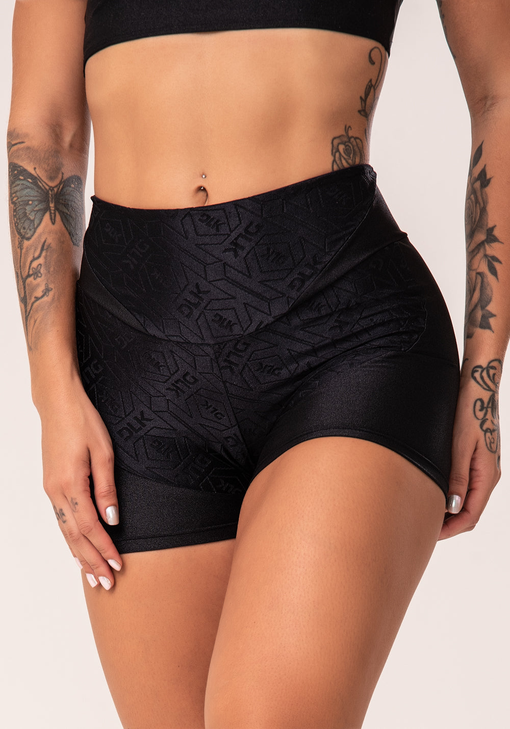 Short Fitness Feminino Preto Com Recortes Logomania Flow Dlk