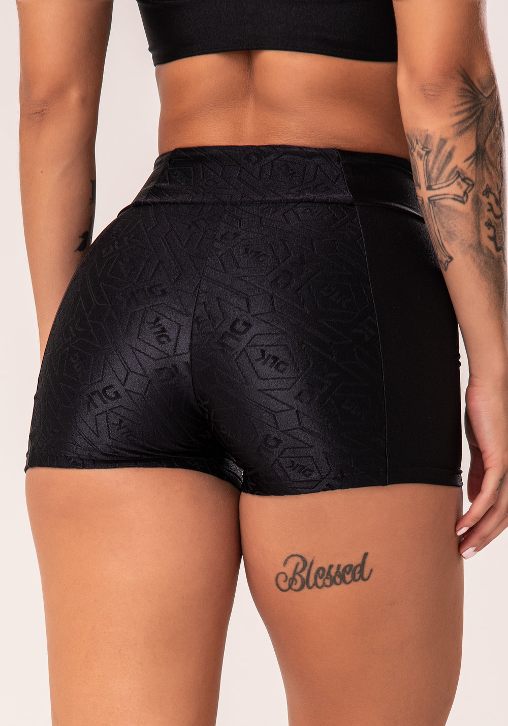 Short Fitness Feminino Preto Com Recortes Logomania Flow Dlk