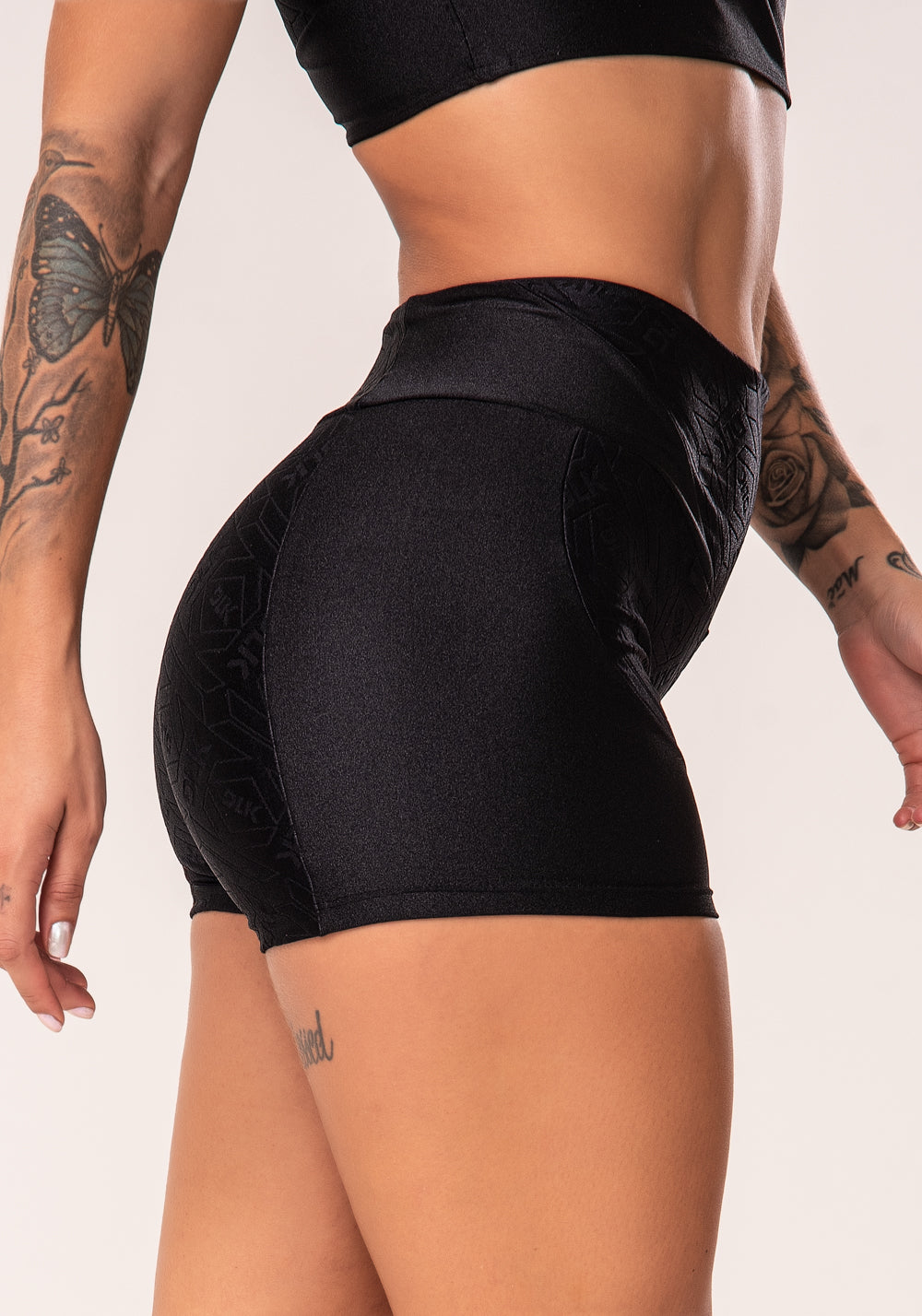 Short Fitness Feminino Preto Com Recortes Logomania Flow Dlk