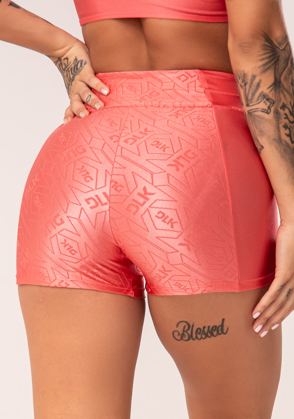 Short Fitness Feminino Coral Com Recortes Logomania Flow Dlk