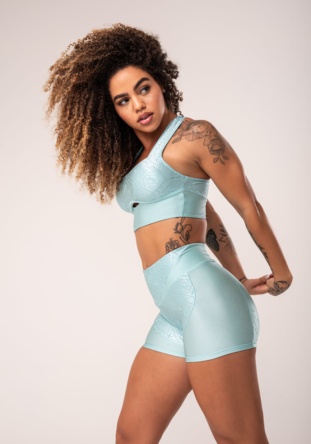 Short Fitness Feminino Verde Com Recortes Logomania Flow Dlk