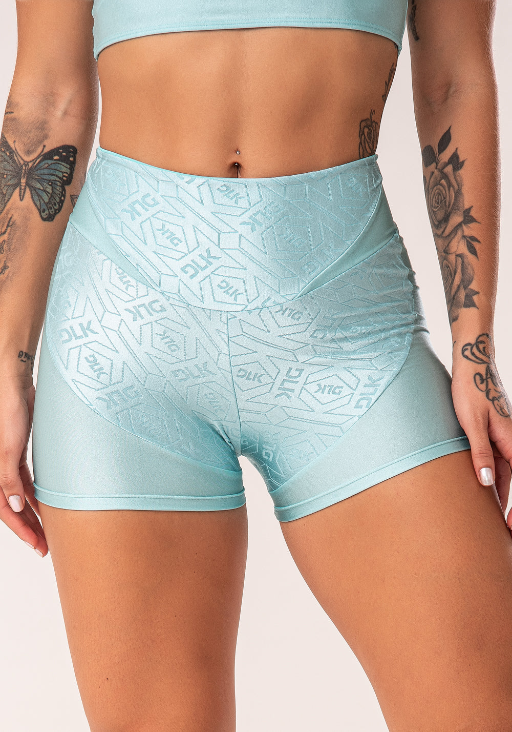 Short Fitness Feminino Verde Com Recortes Logomania Flow Dlk