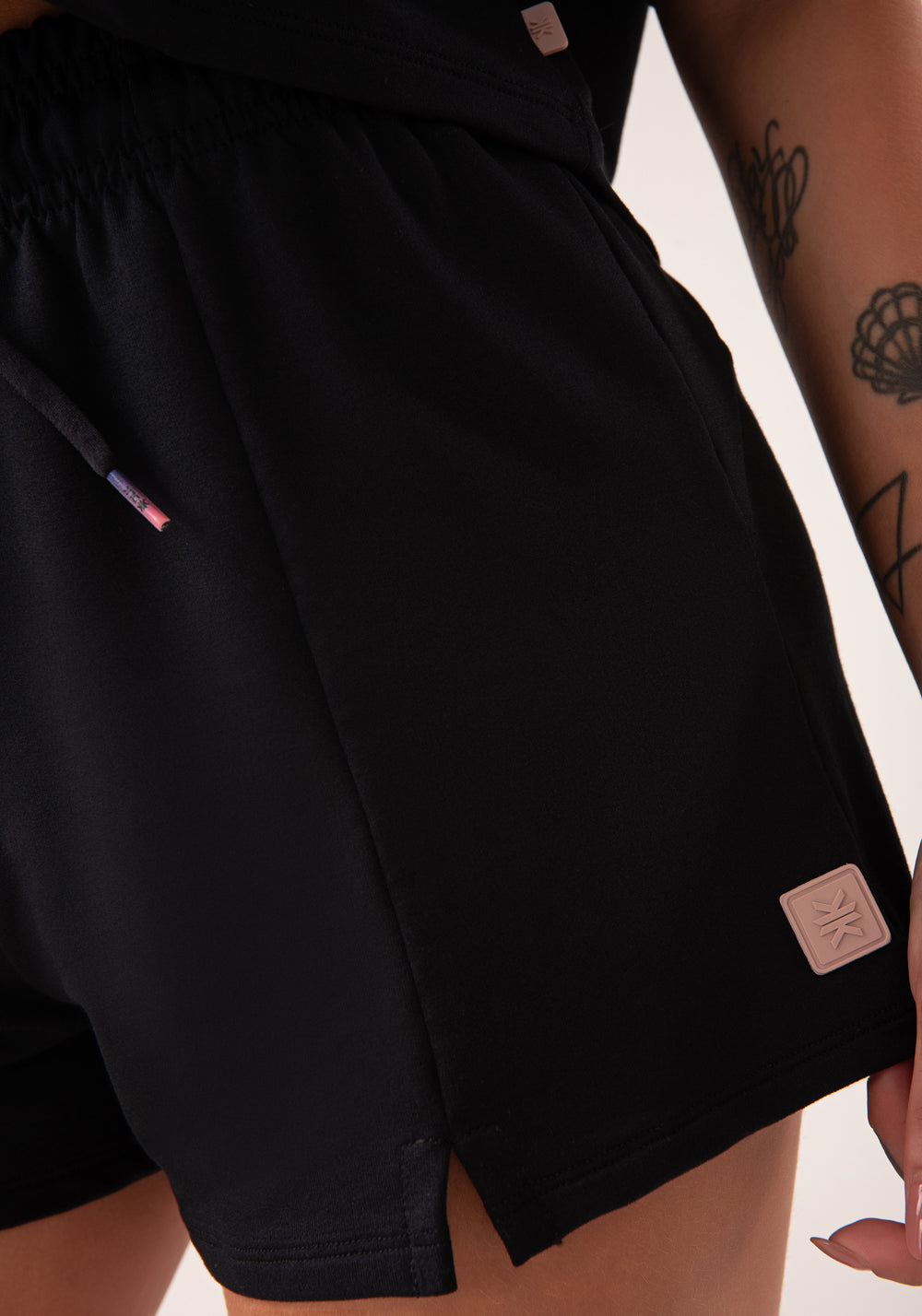 Short Feminino Preto Moletinho Com Fenda Flow Dlk