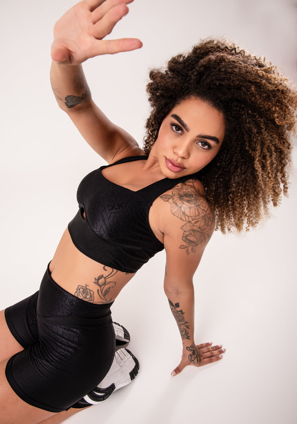 Top Fitness Feminino Preto Logomania Costas Cruzadas Flow Dlk