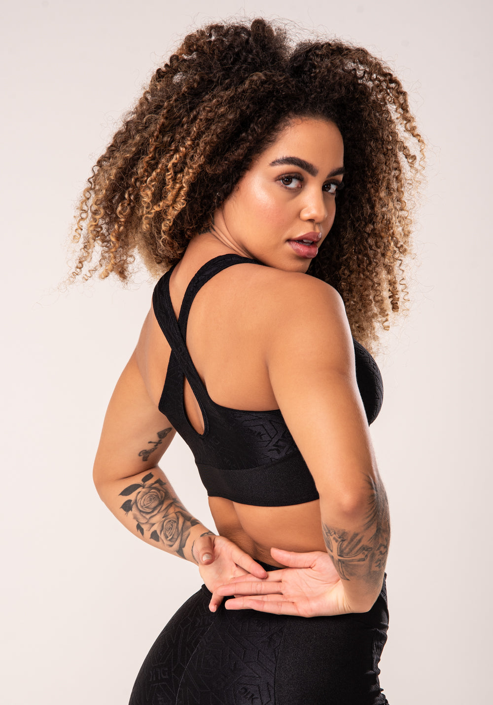 Top Fitness Feminino Preto Logomania Costas Cruzadas Flow Dlk