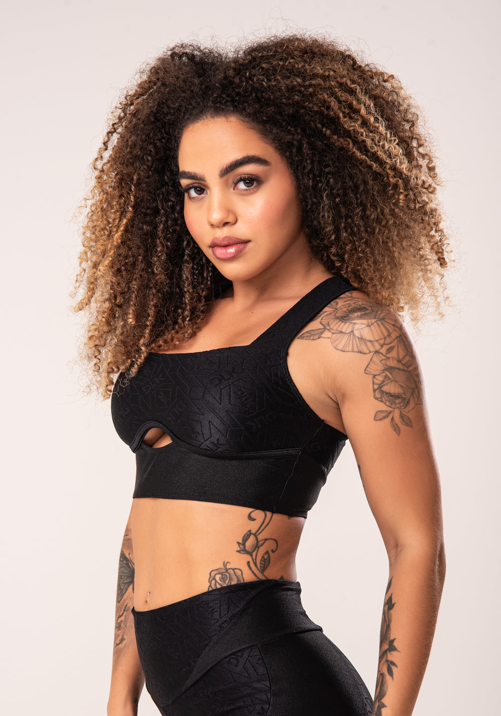 Top Fitness Feminino Preto Logomania Costas Cruzadas Flow Dlk