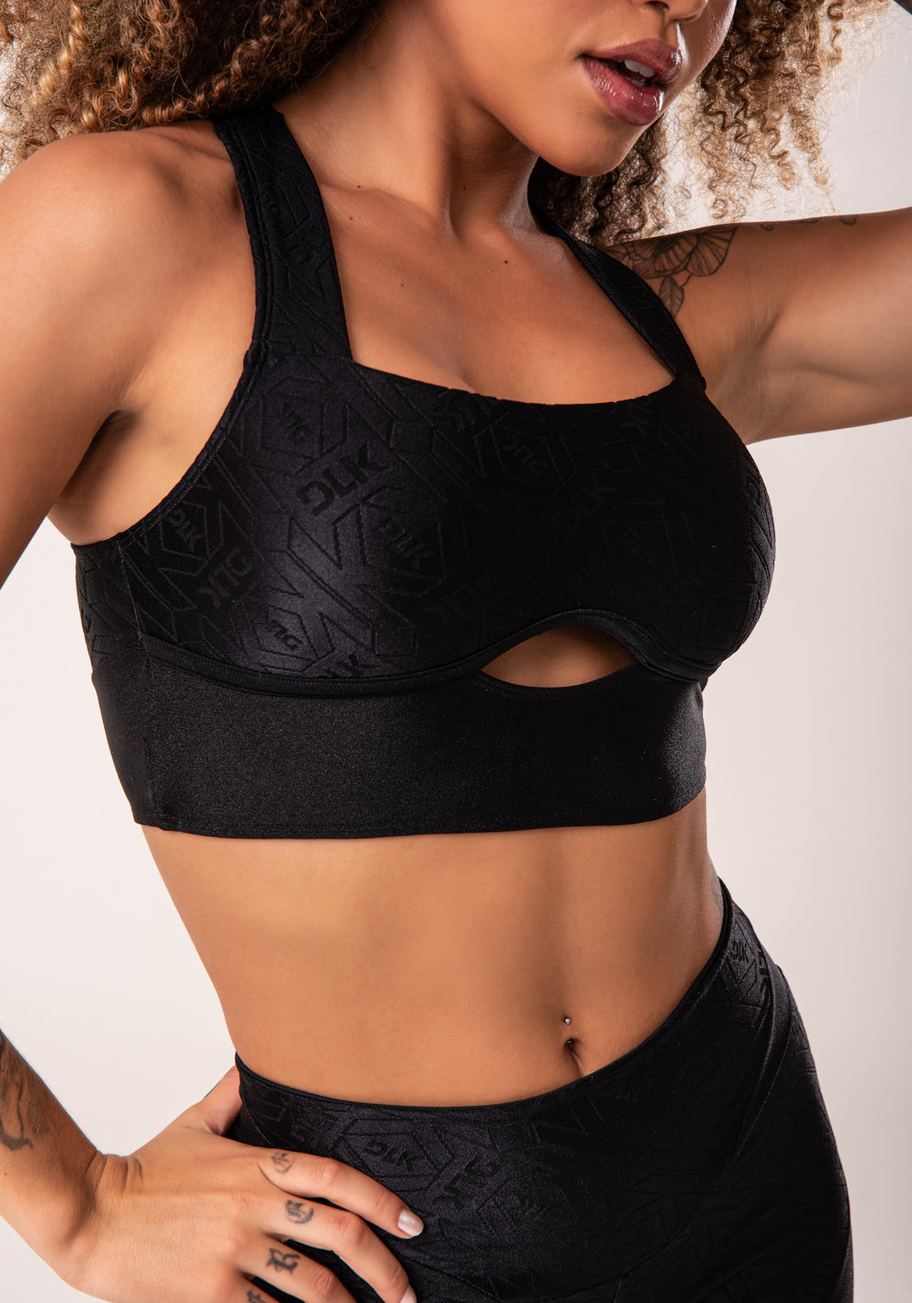 Top Fitness Feminino Preto Logomania Costas Cruzadas Flow Dlk