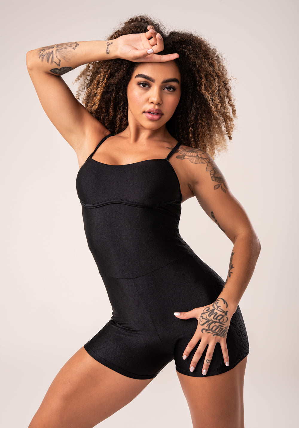 Macaquinho Fitness Feminino Preto Com Bojo E Recortes Logomania Flow Dlk