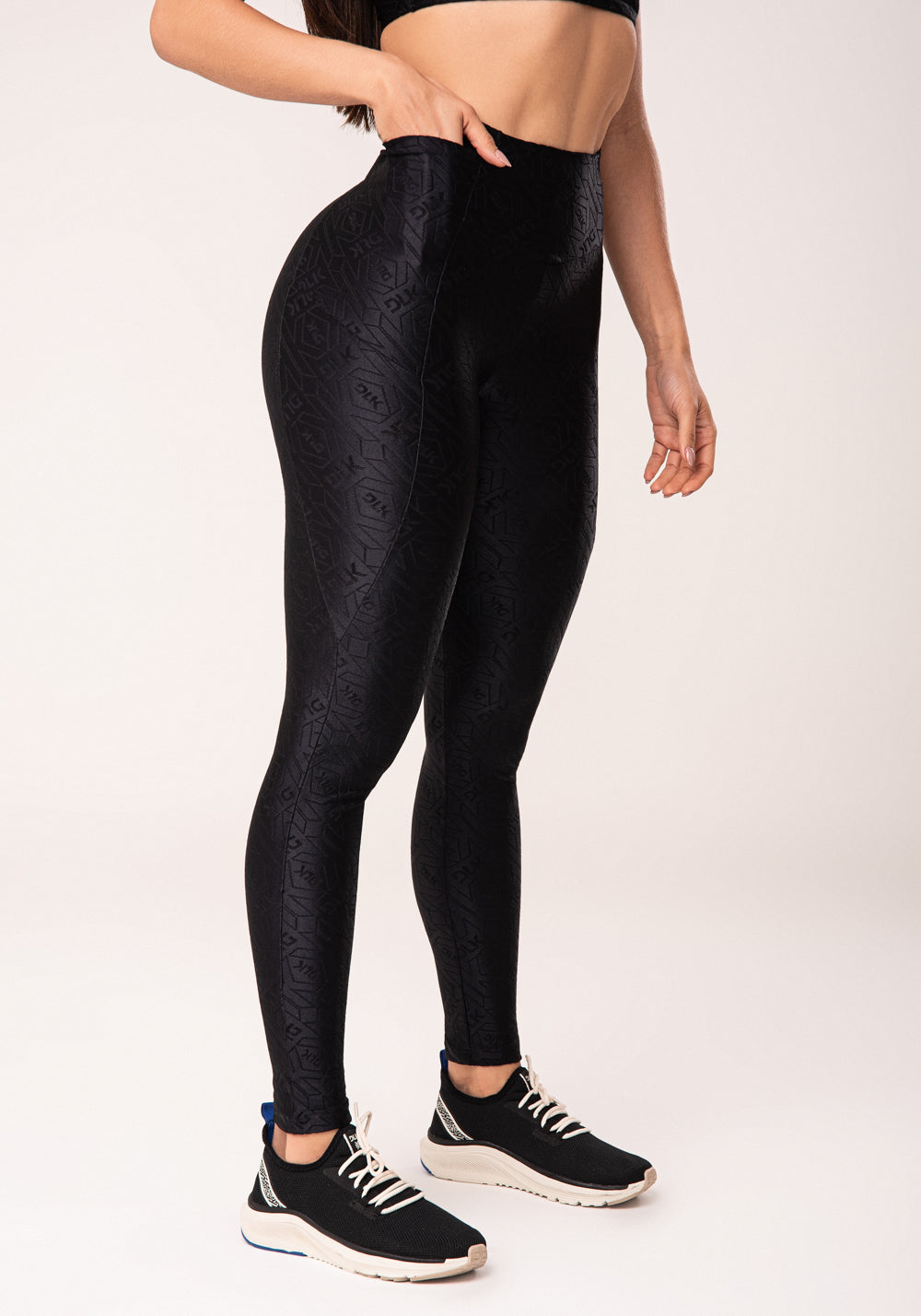 Legging Fitness Feminina Preto Logomania Com Recortes E Bolsos Flow Dlk