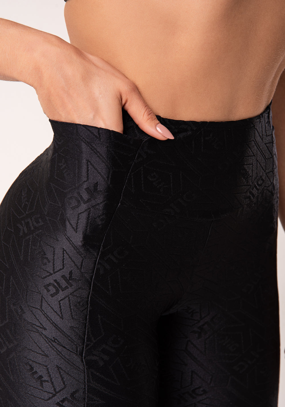 Legging Fitness Feminina Preto Logomania Com Recortes E Bolsos Flow Dlk