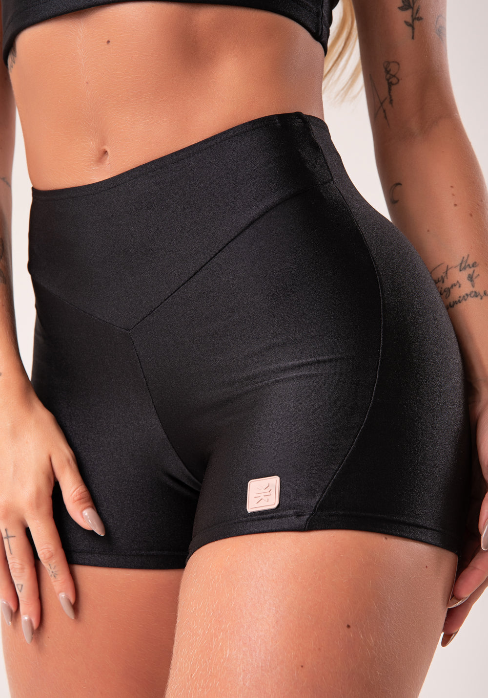Short Fitness Feminino Preto Com Recorte Em V Flow Dlk