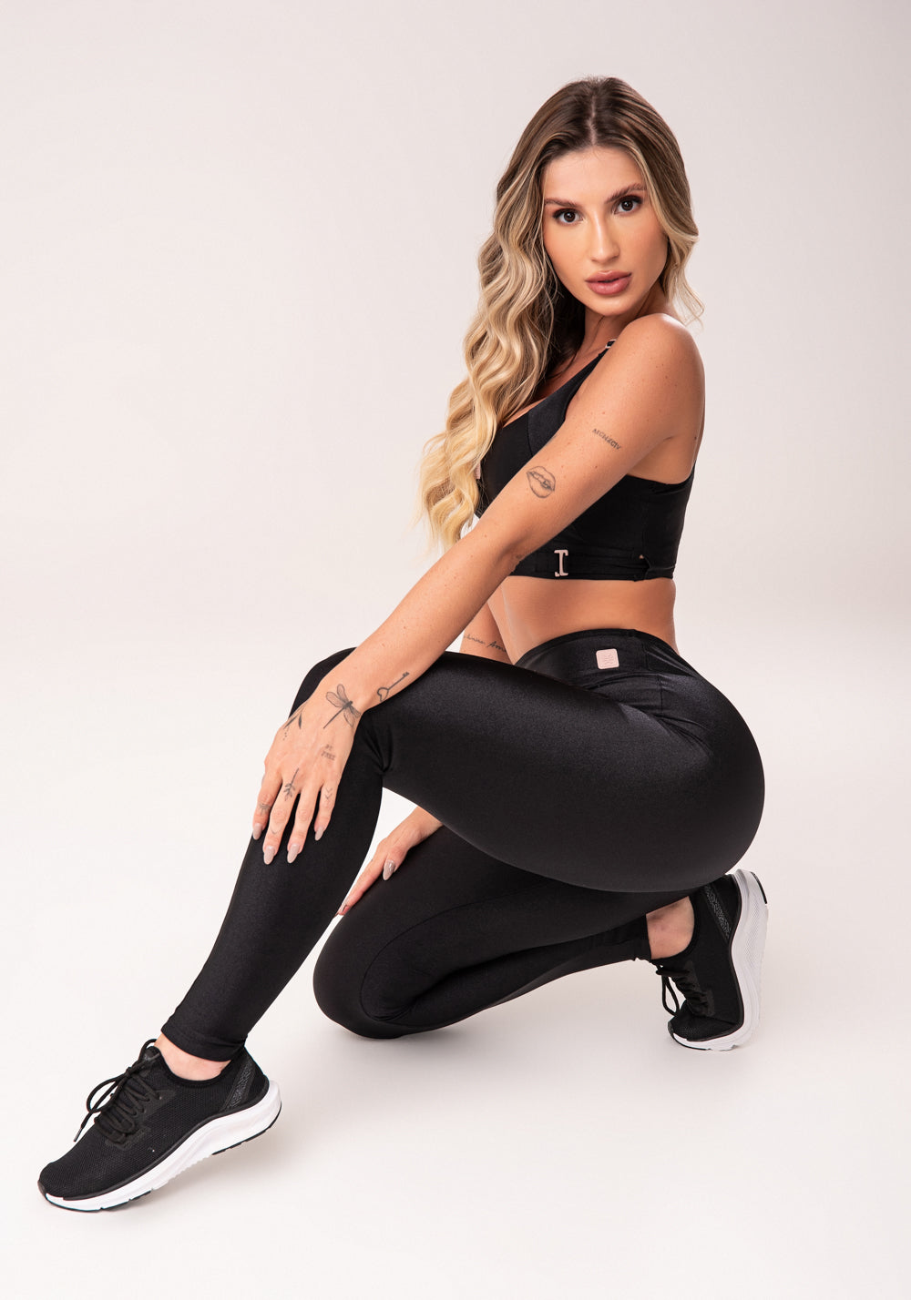 Legging Fitness Feminina Preto Com Recorte Em V Flow Dlk