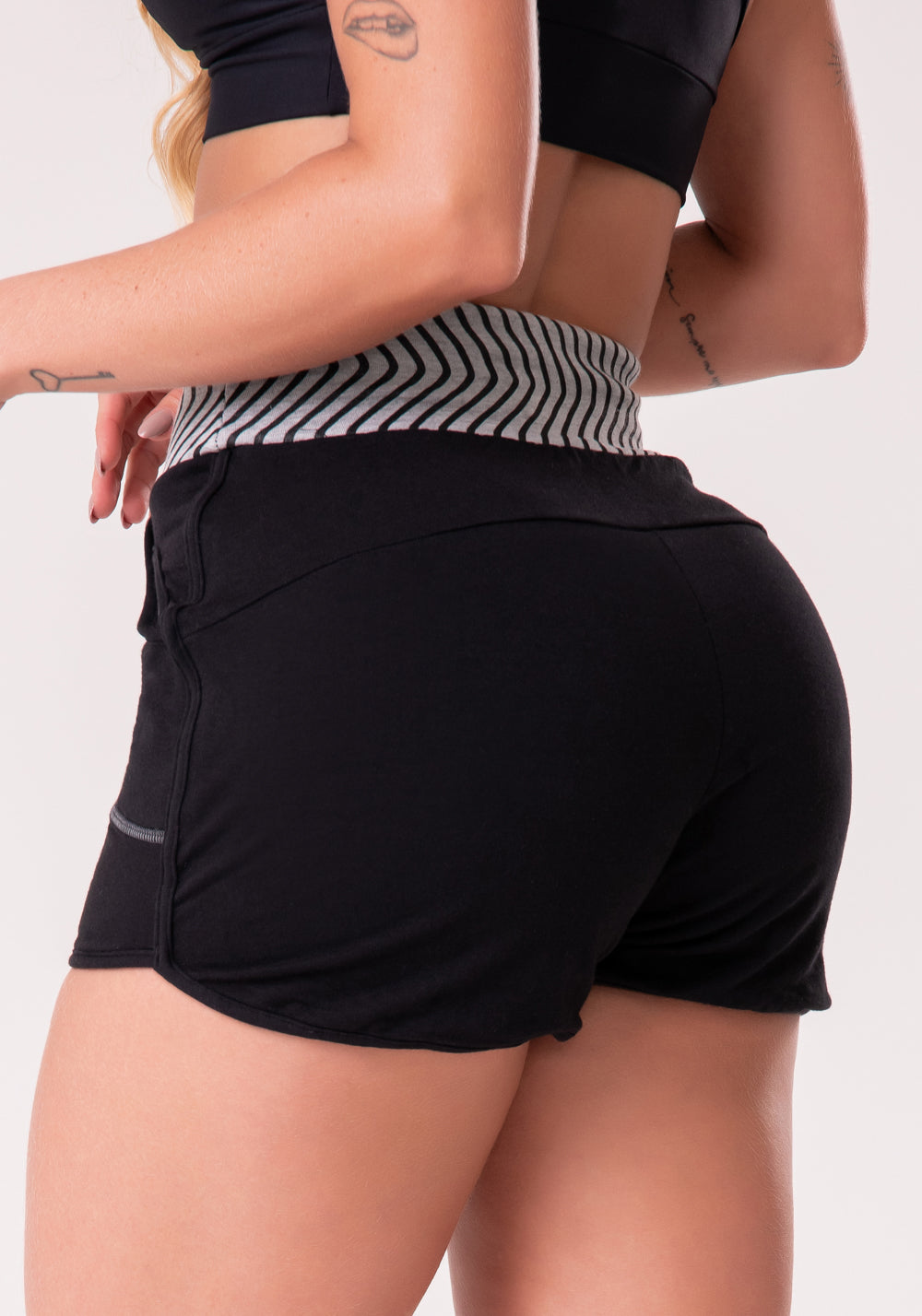 Short Moletom Preto Com Bolso Dlk