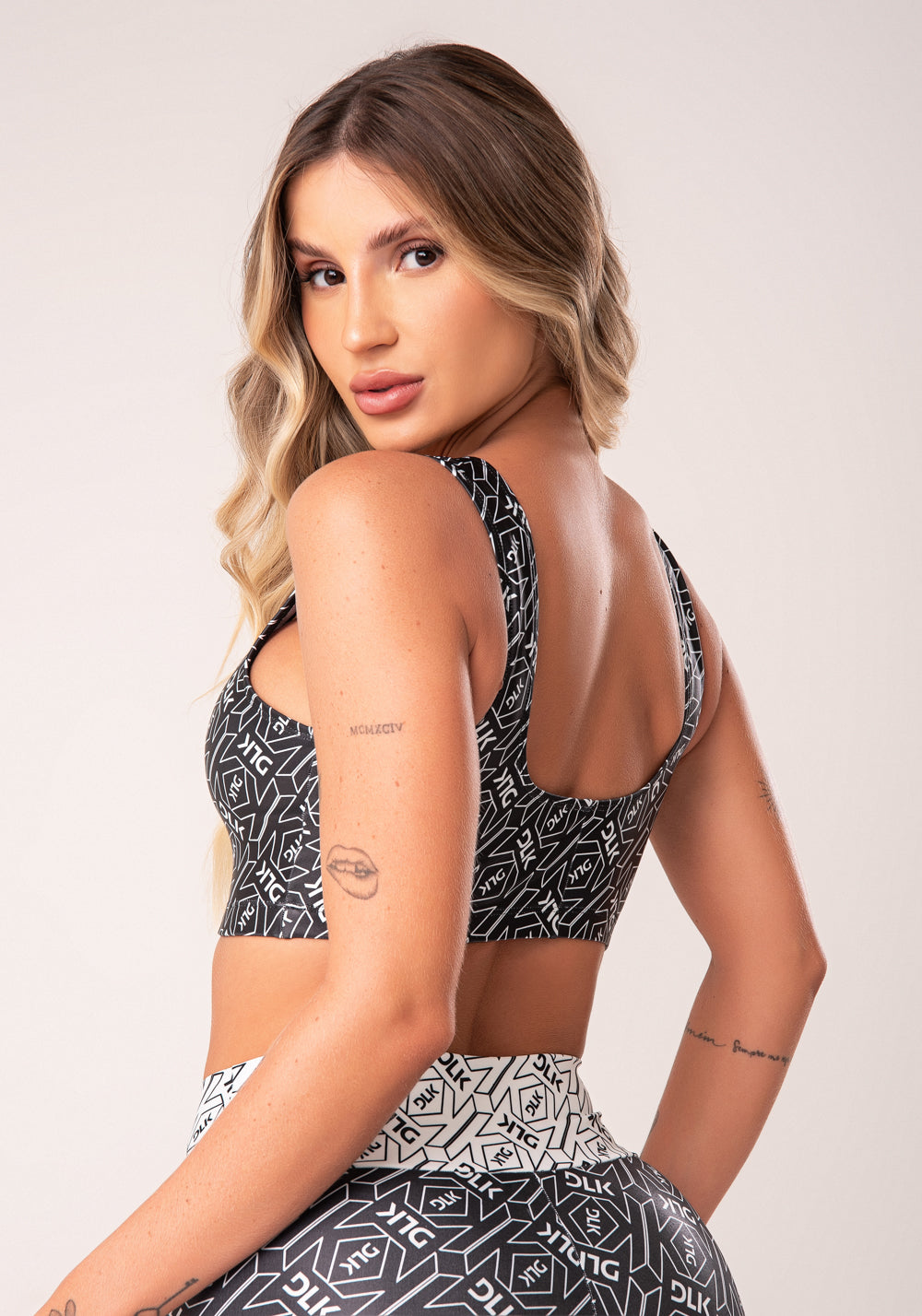 Top Fitness Feminino Preto E Branco Logomania Flow Dlk