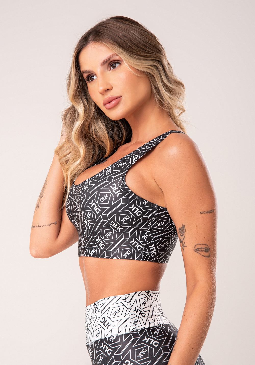 Top Fitness Feminino Preto E Branco Logomania Flow Dlk