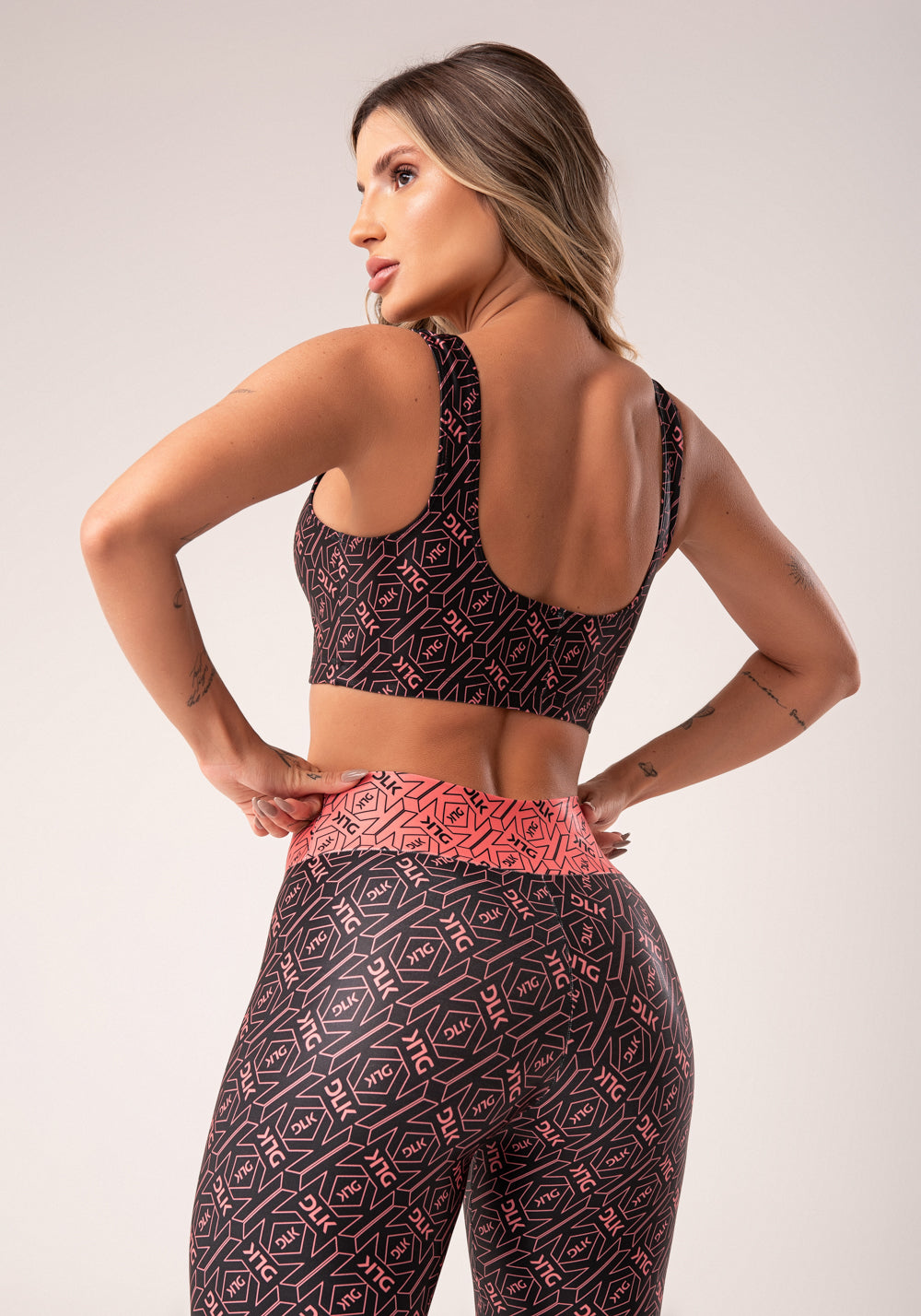 Top Fitness Feminino Preto E Coral Logomania Flow Dlk