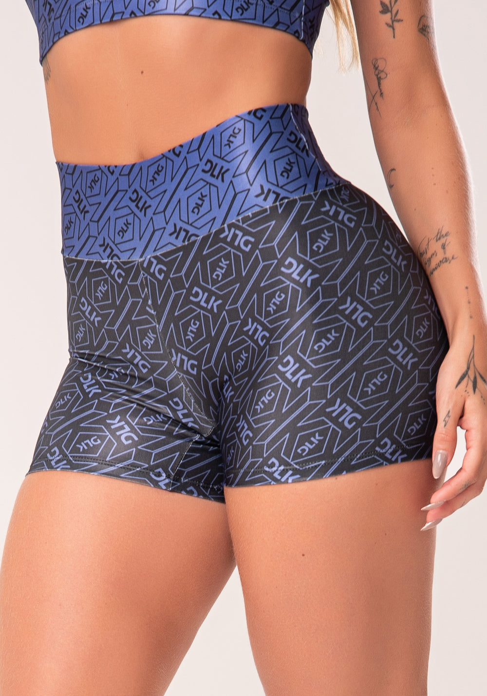 Short Fitness Feminino Azul E Preto Logomania Flow Dlk