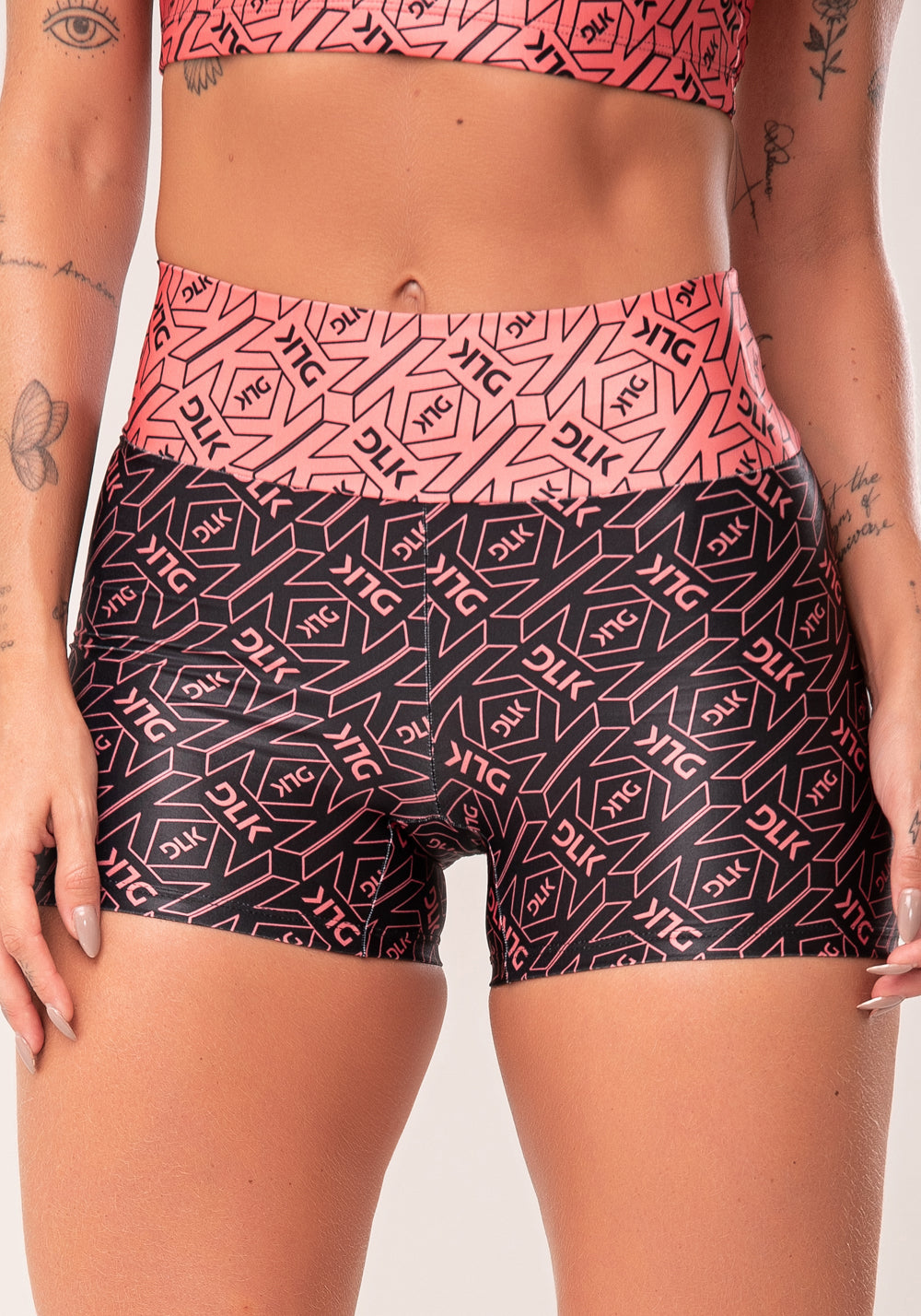 Short Fitness Feminino Coral E Preto Logomania Flow Dlk