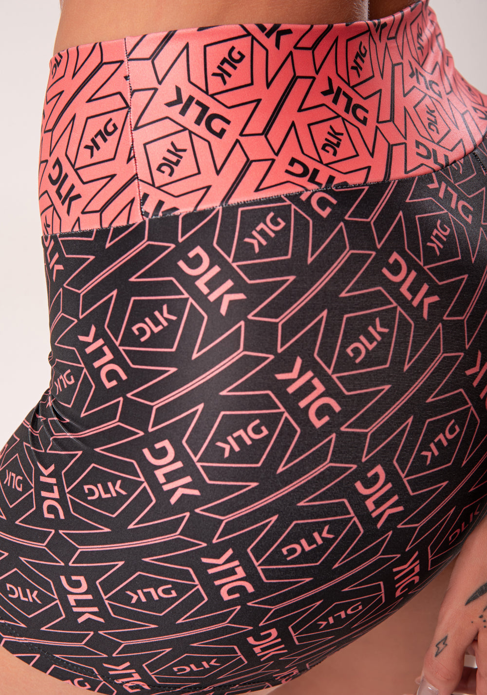 Short Fitness Feminino Coral E Preto Logomania Flow Dlk