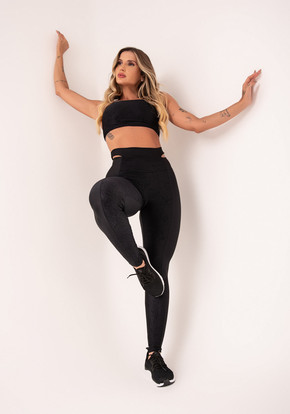 Legging Fitness Feminina Preto Logomania Cut-out Com Recortes Flow Dlk