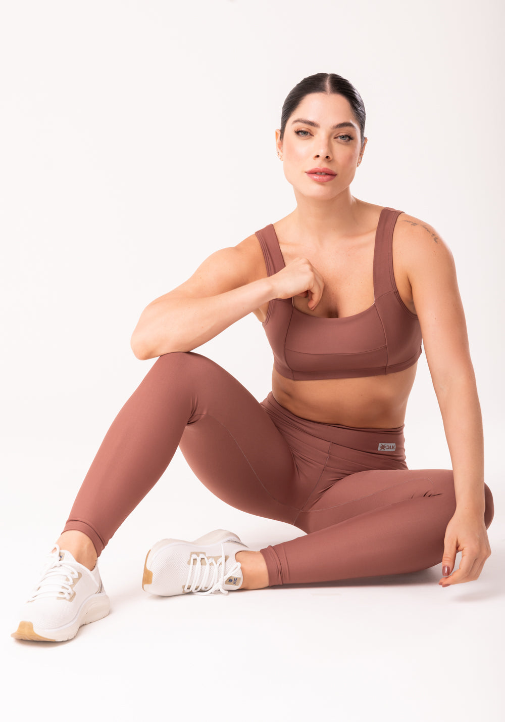 Top Fitness Feminino Marrom Claro Com Decote Reto E Recortes Dlk