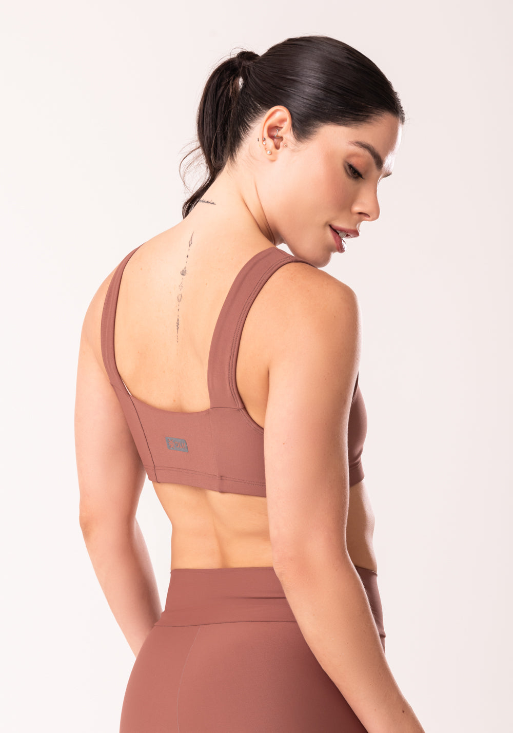 Top Fitness Feminino Marrom Claro Com Decote Reto E Recortes Dlk
