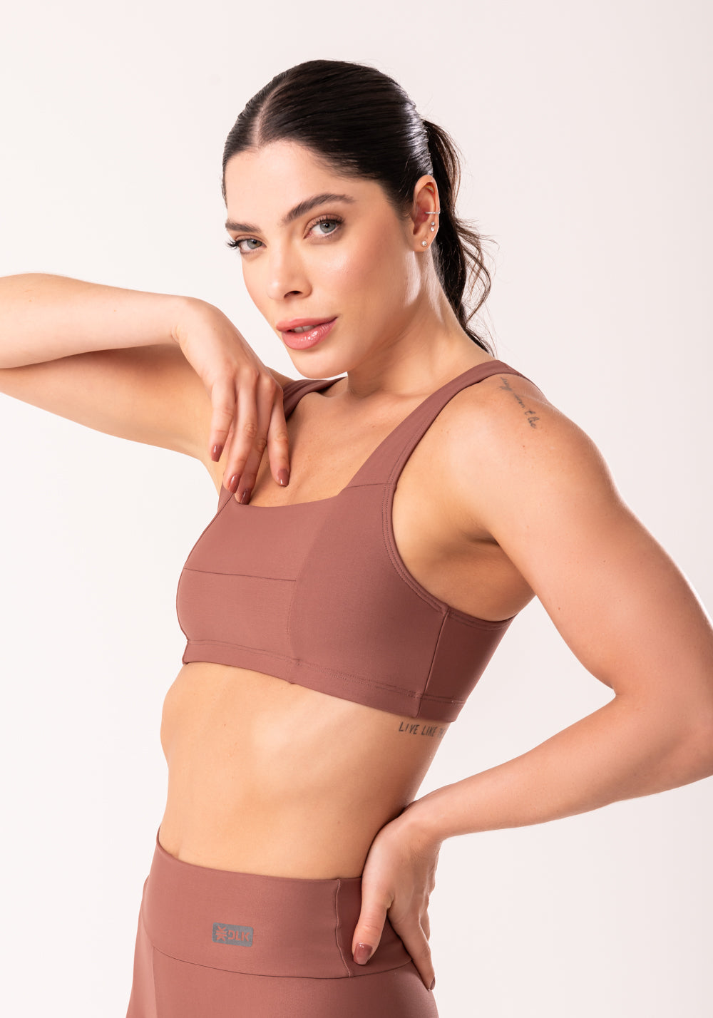 Top Fitness Feminino Marrom Claro Com Decote Reto E Recortes Dlk