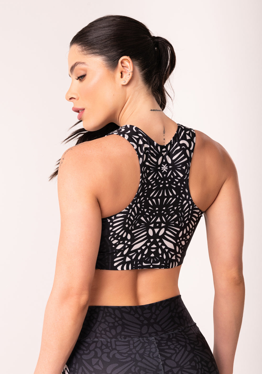Top Fitness Feminino Nadador Arabesco Preto E Nude Printed Dlk