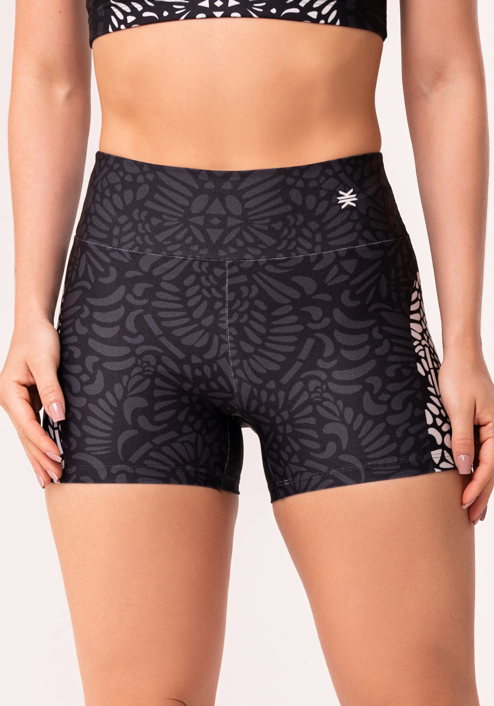 Short Fitness Feminino Estampado Arabesco Preto E Nude Printed Dlk