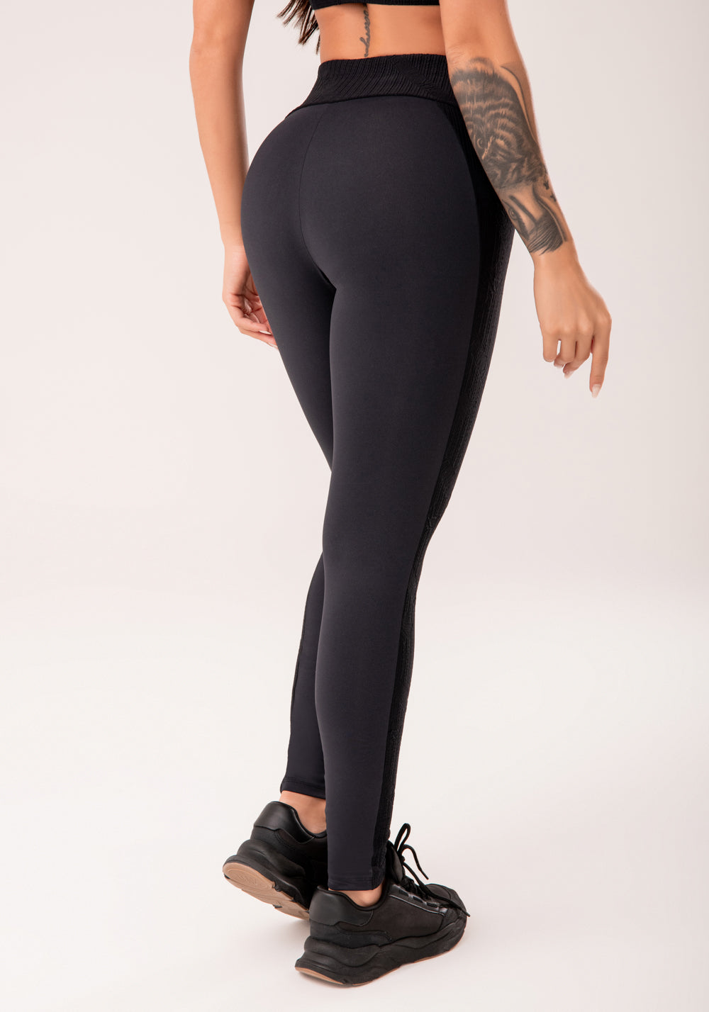 Legging Fitness Feminina Preto Com Recortes Harmony Dlk