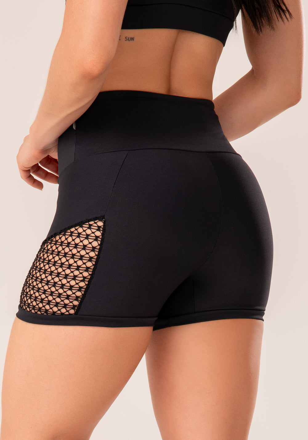 Short Fitness Feminino Preto Com Recortes Em Tela Harmony Dlk