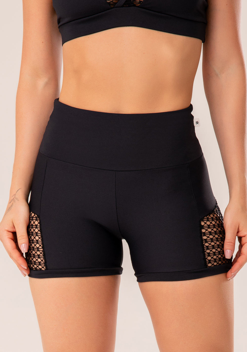 Short Fitness Feminino Preto Com Recortes Em Tela Harmony Dlk