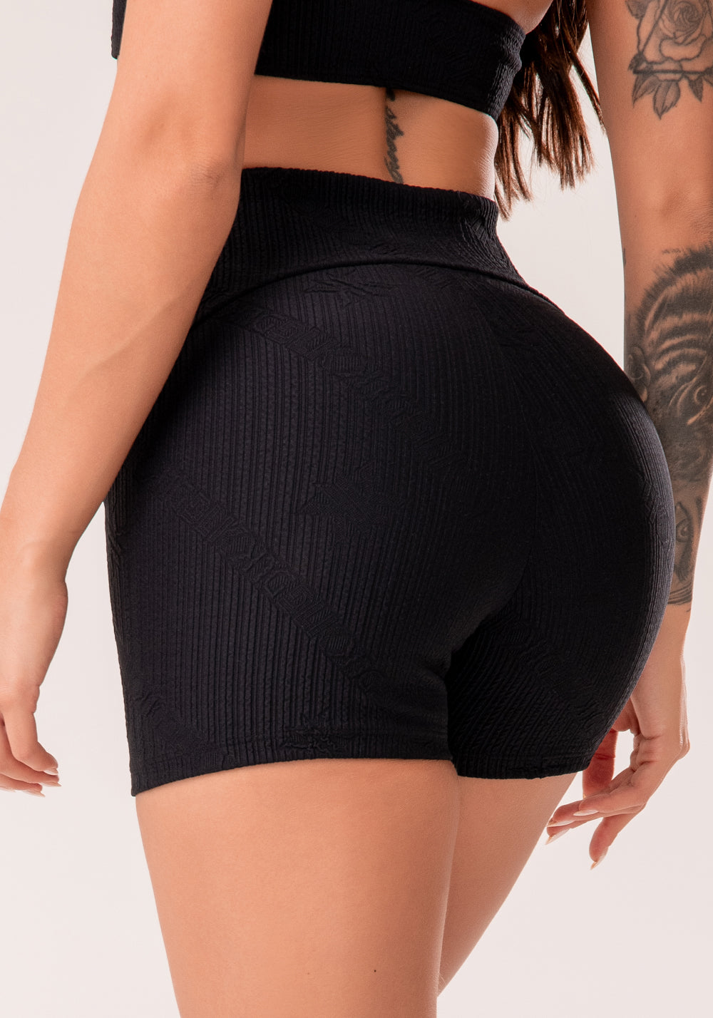 Short Fitness Feminino Preto Com Recortes Texturizados Harmony Dlk