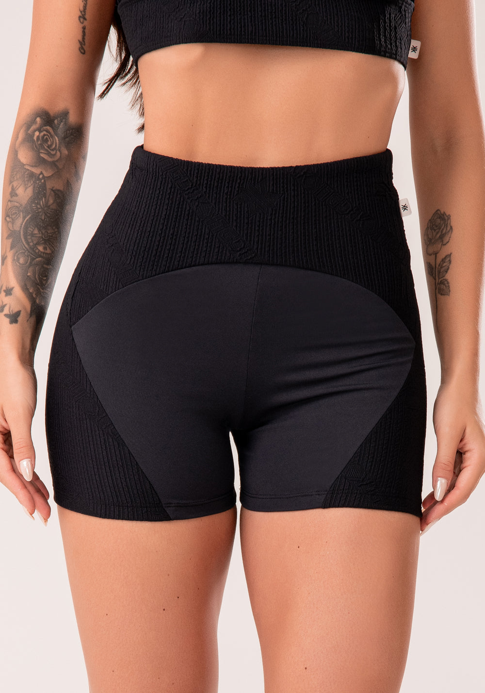 Short Fitness Feminino Preto Com Recortes Texturizados Harmony Dlk