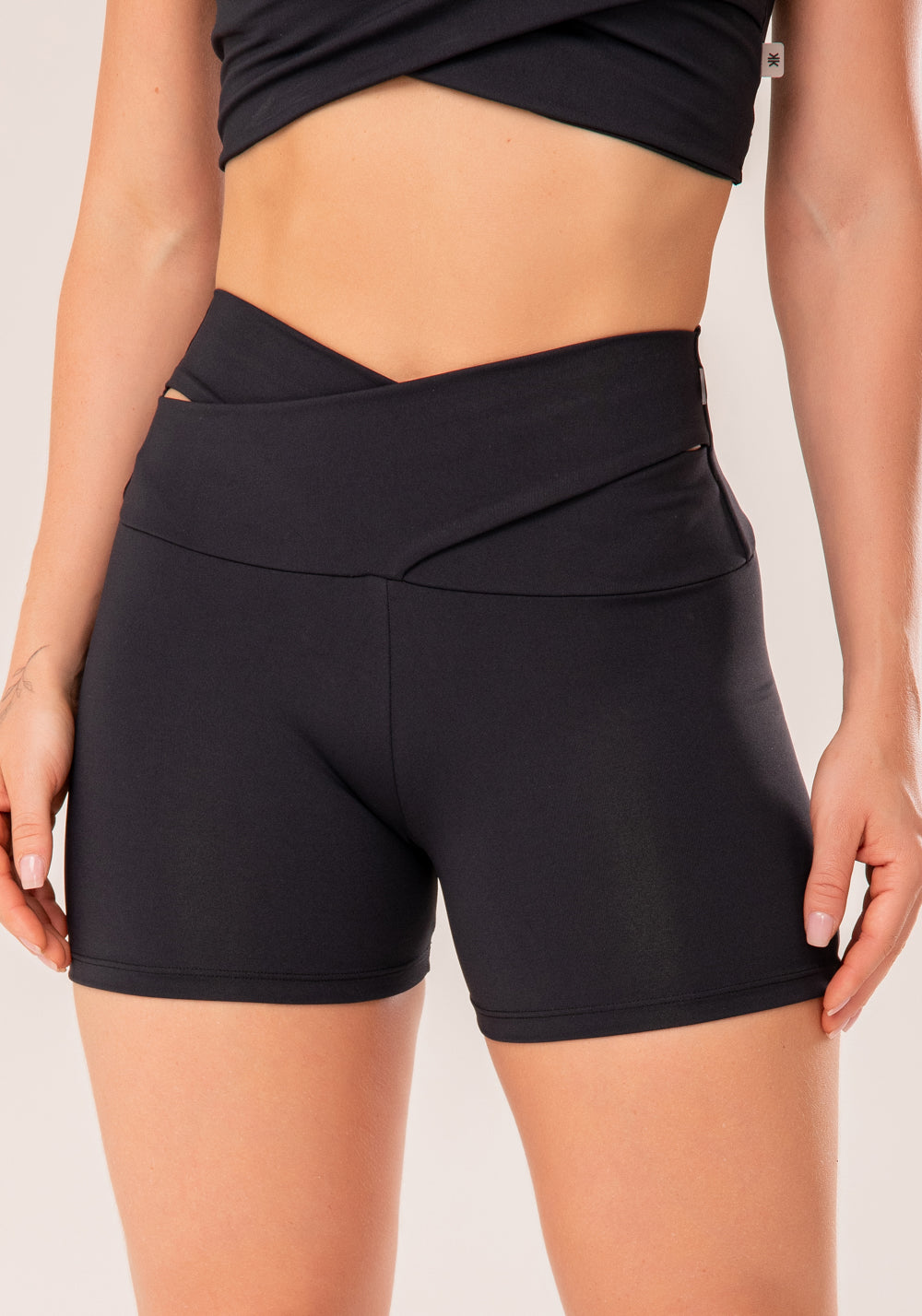 Short Fitness Feminino Preto Com Cós Transpassado Harmony Dlk