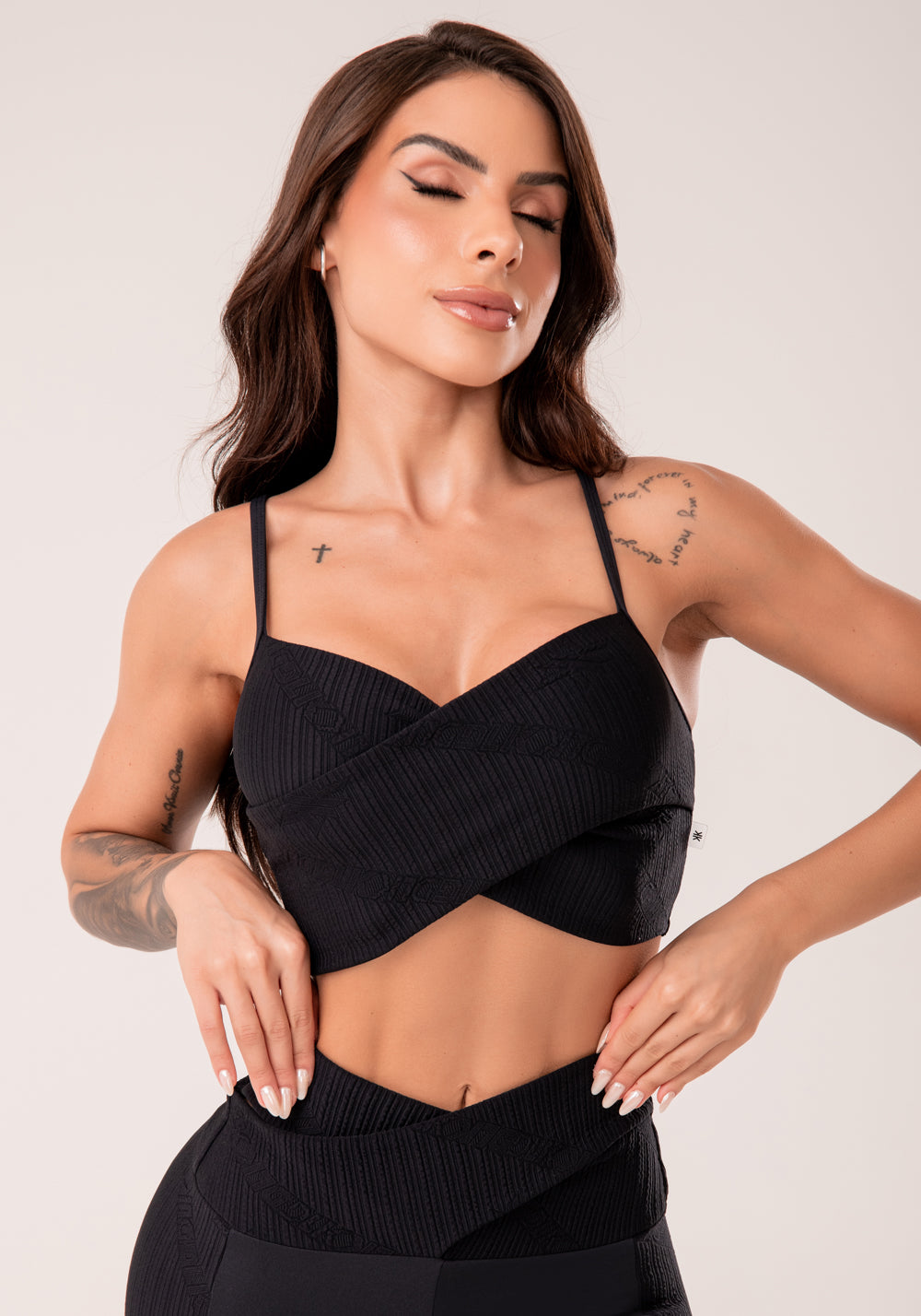Top Fitness Feminino Preto Texturizado Transpassado Harmony Dlk