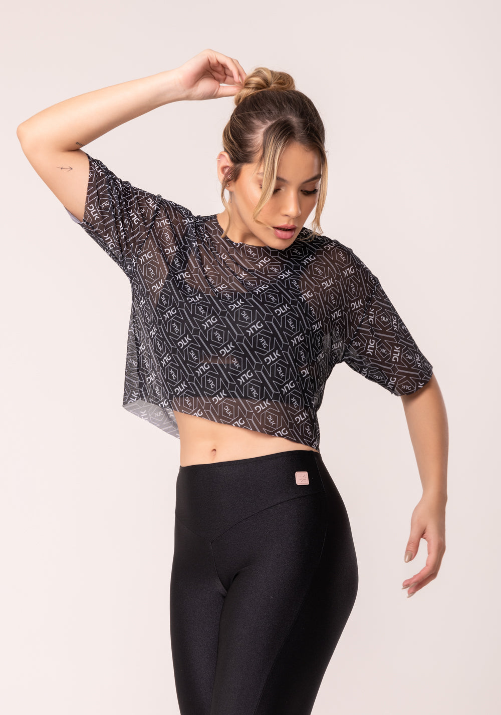Cropped De Tule Feminino Com Manga Preto E Branco Logomania Flow Dlk