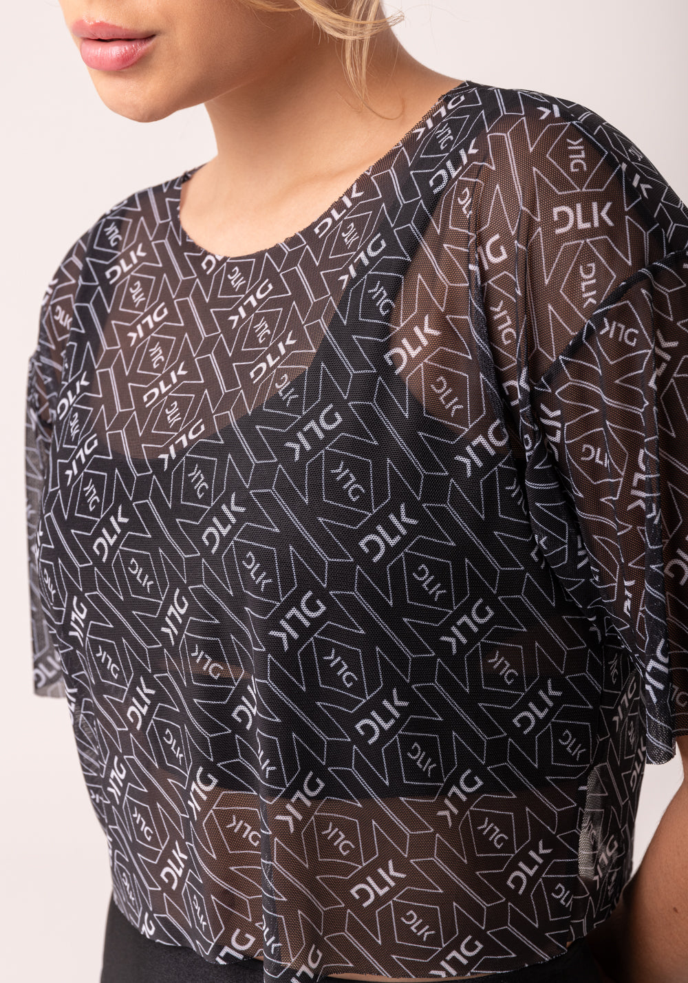 Cropped De Tule Feminino Com Manga Preto E Branco Logomania Flow Dlk