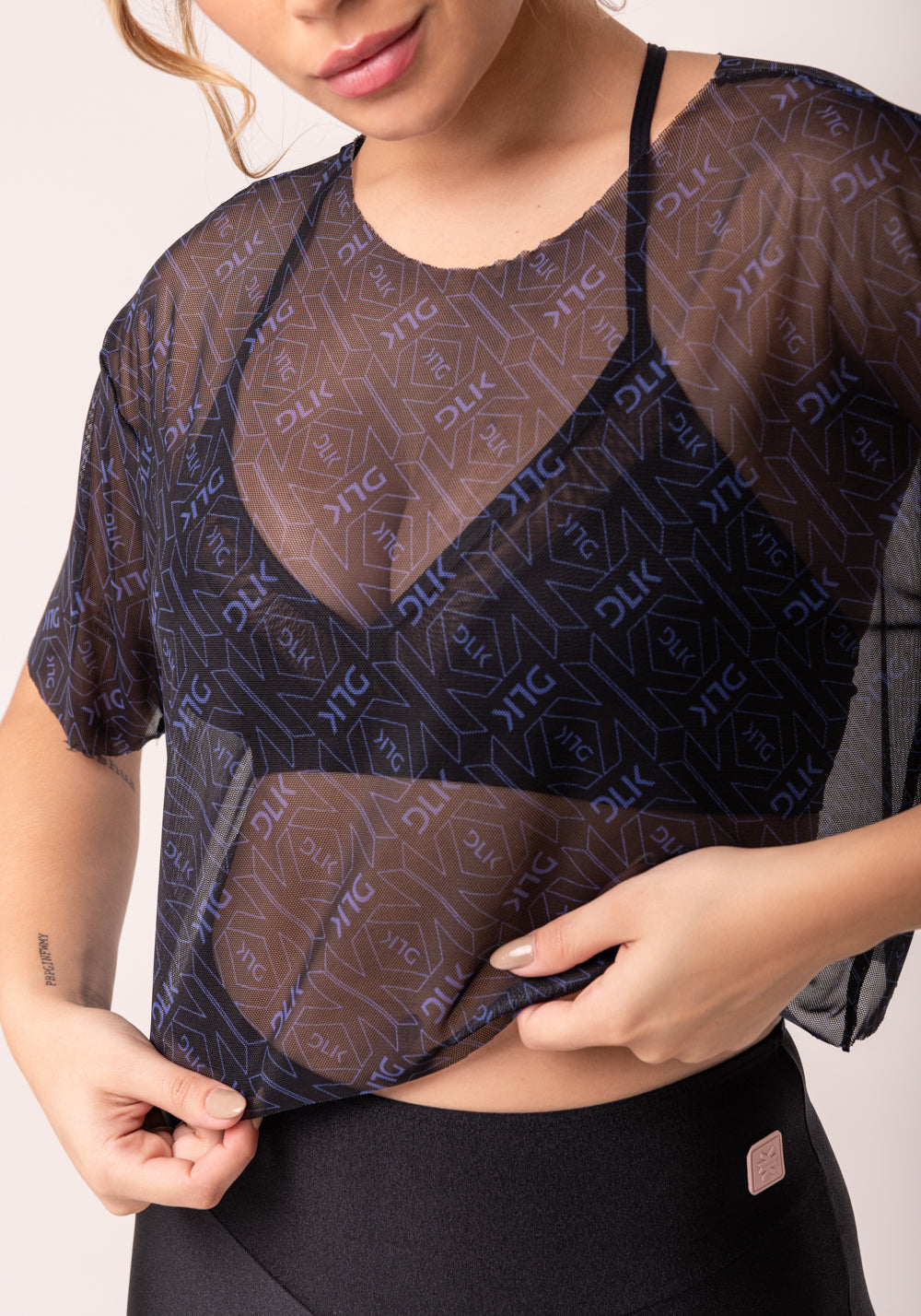 Cropped De Tule Feminino Com Manga Preto E Azul Logomania Flow Dlk