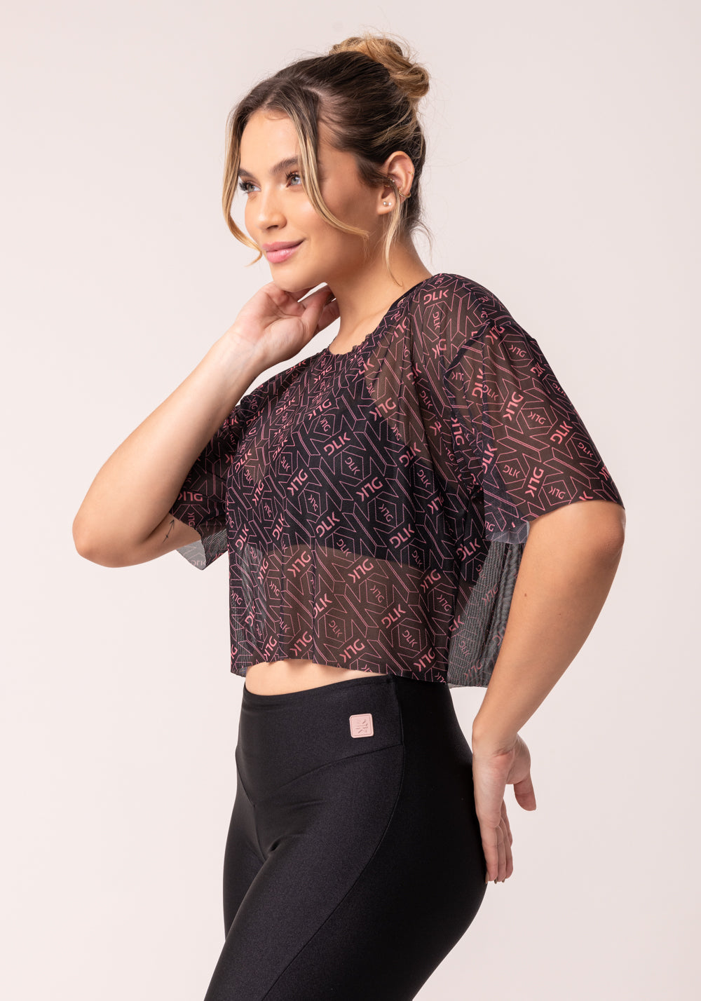 Cropped De Tule Feminino Com Manga Preto E Coral Logomania Flow Dlk