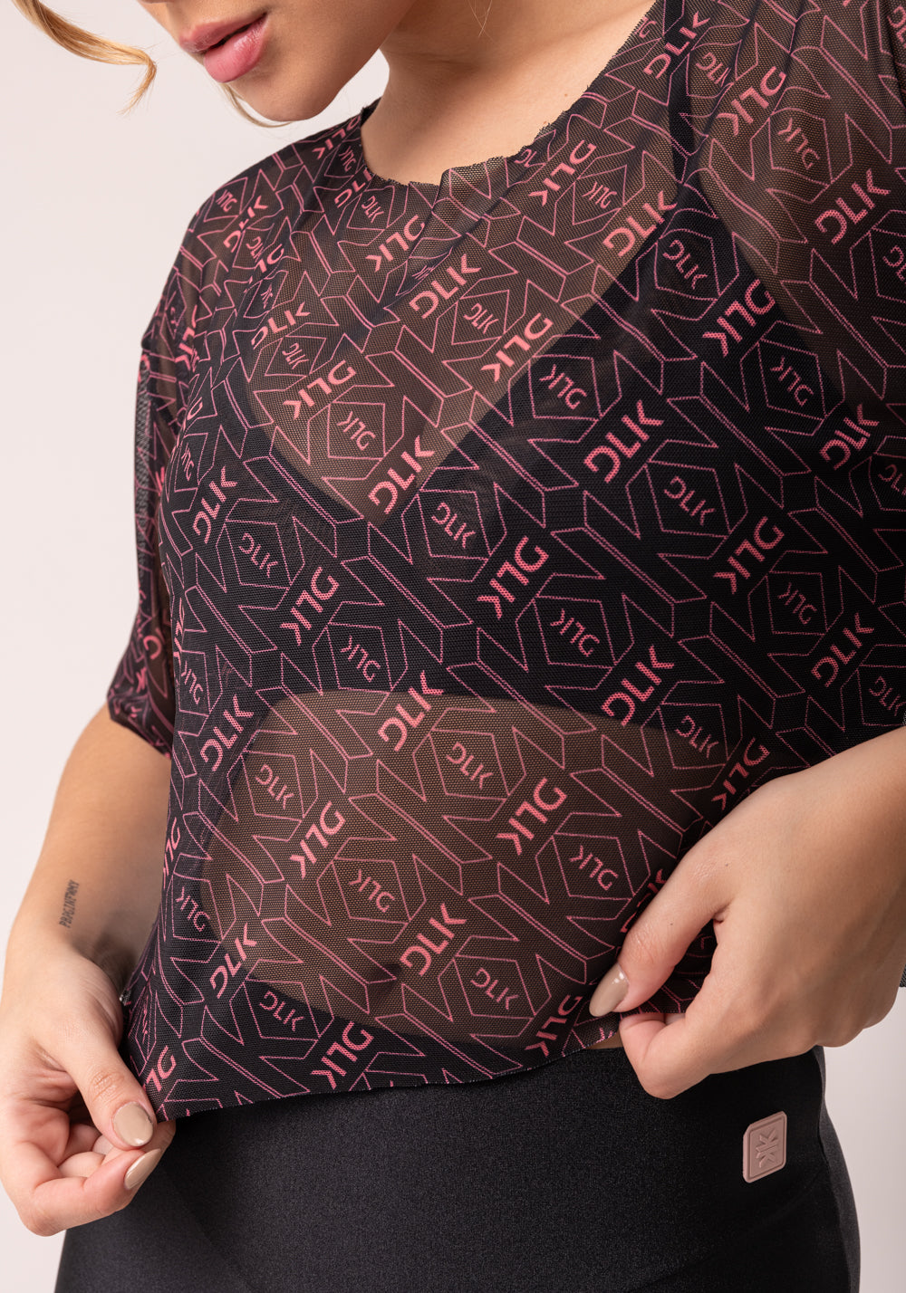 Cropped De Tule Feminino Com Manga Preto E Coral Logomania Flow Dlk
