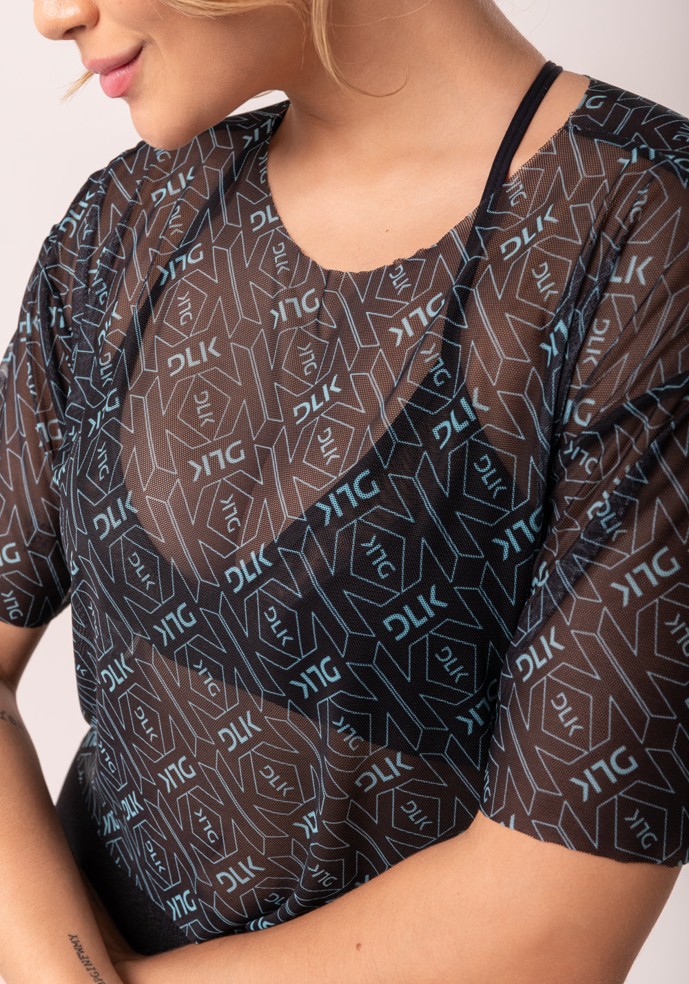 Cropped De Tule Feminino Com Manga Preto E Verde Logomania Flow Dlk