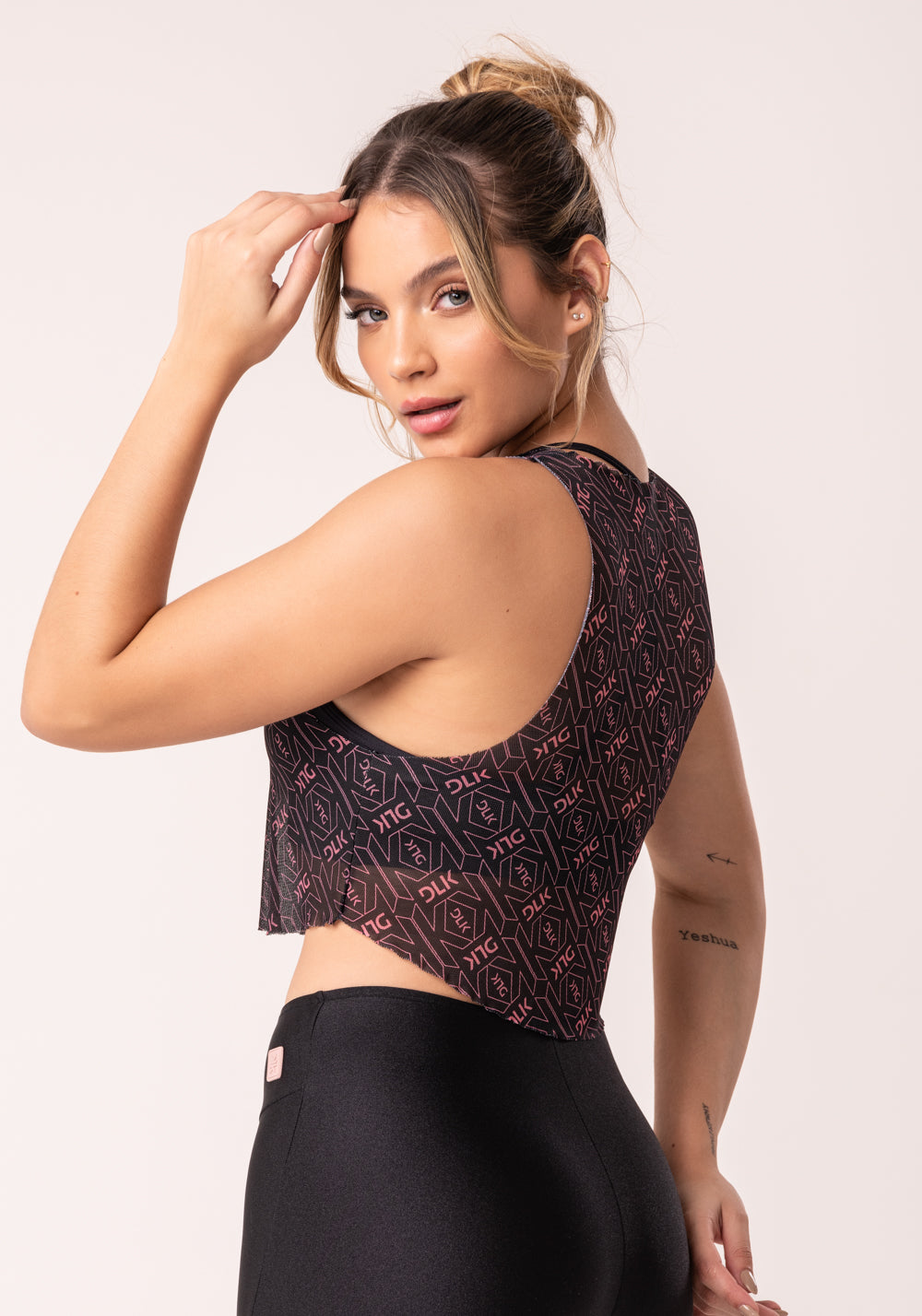 Cropped De Tule Feminino Preto E Coral Logomania Flow Dlk