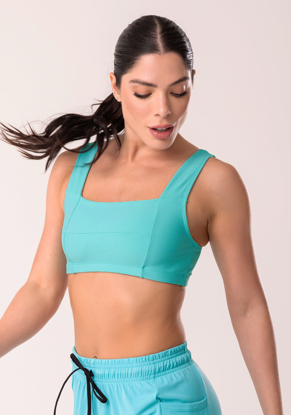 Top Fitness Feminino Verde Com Decote Reto E Recortes Dlk