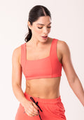 Top Fitness Feminino Coral Com Decote Reto E Recortes Dlk